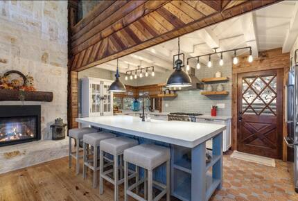 Large prep island with seating