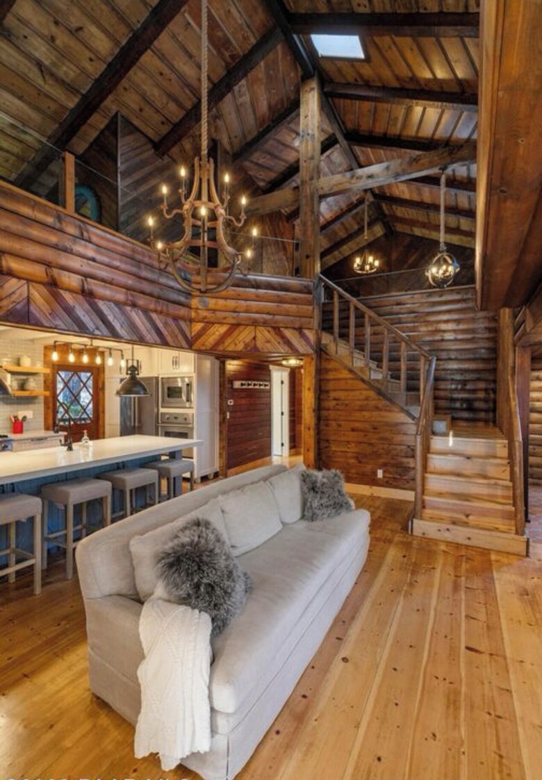 Open main living area; vaulted ceilings