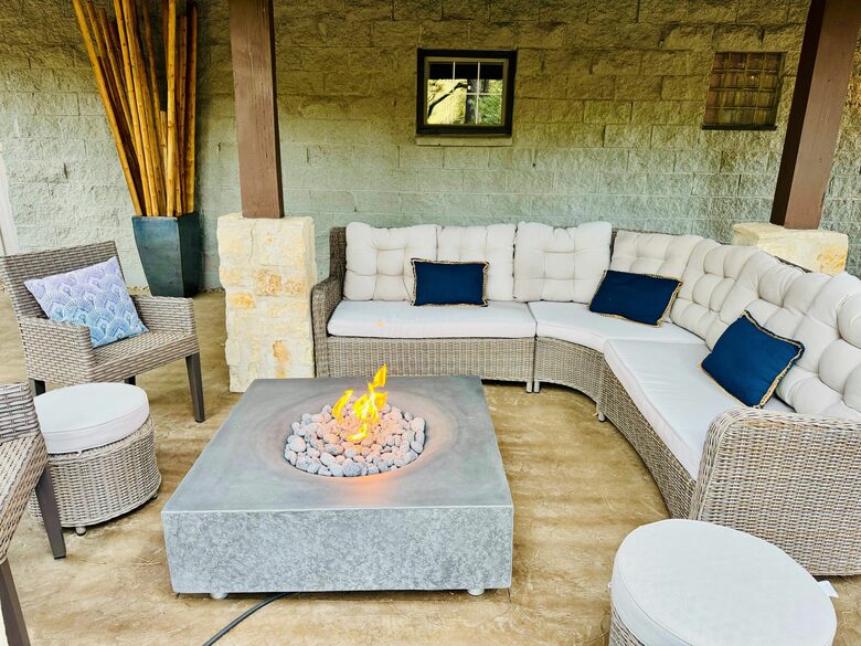 Firepit and outside lounge area