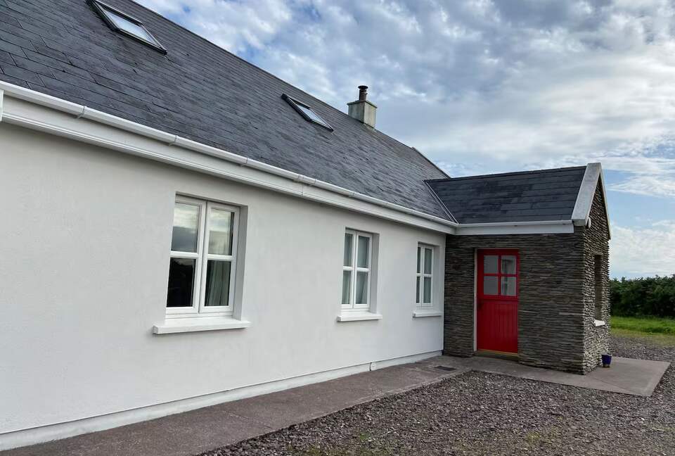 A Lakeside Retreat with Breathtaking Mountain Views - Waterville, Ireland