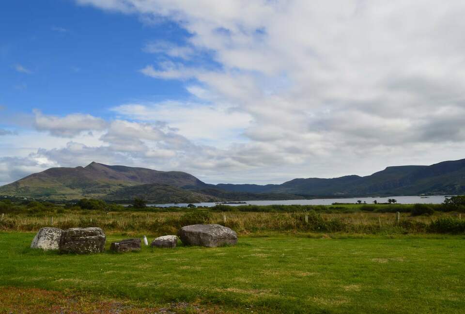 A Lakeside Retreat with Breathtaking Mountain Views - Waterville, Ireland