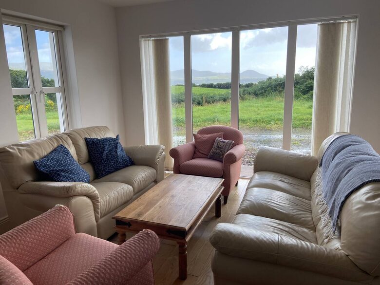 A Lakeside Retreat with Breathtaking Mountain Views - Waterville, Ireland