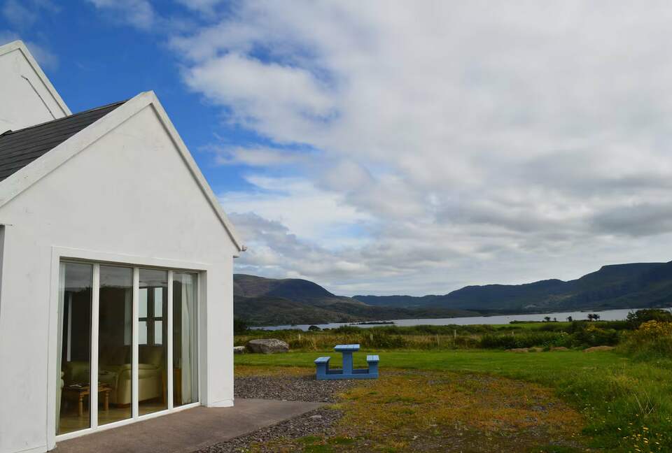 A Lakeside Retreat with Breathtaking Mountain Views - Waterville, Ireland