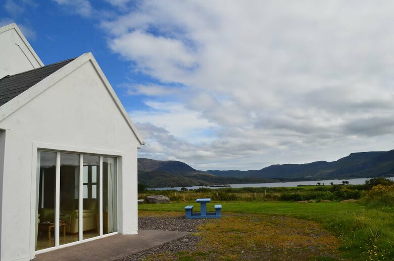A Lakeside Retreat with Breathtaking Mountain Views - Waterville, Ireland