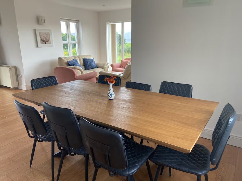 A Lakeside Retreat with Breathtaking Mountain Views - Waterville, Ireland