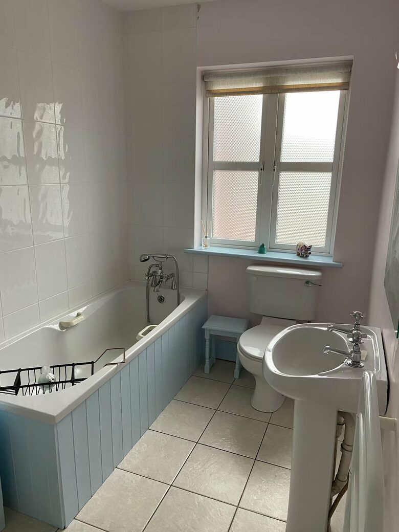 A Lakeside Retreat with Breathtaking Mountain Views - Waterville, Ireland