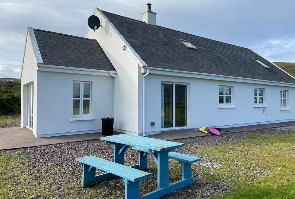 A Lakeside Retreat with Breathtaking Mountain Views - Waterville, Ireland