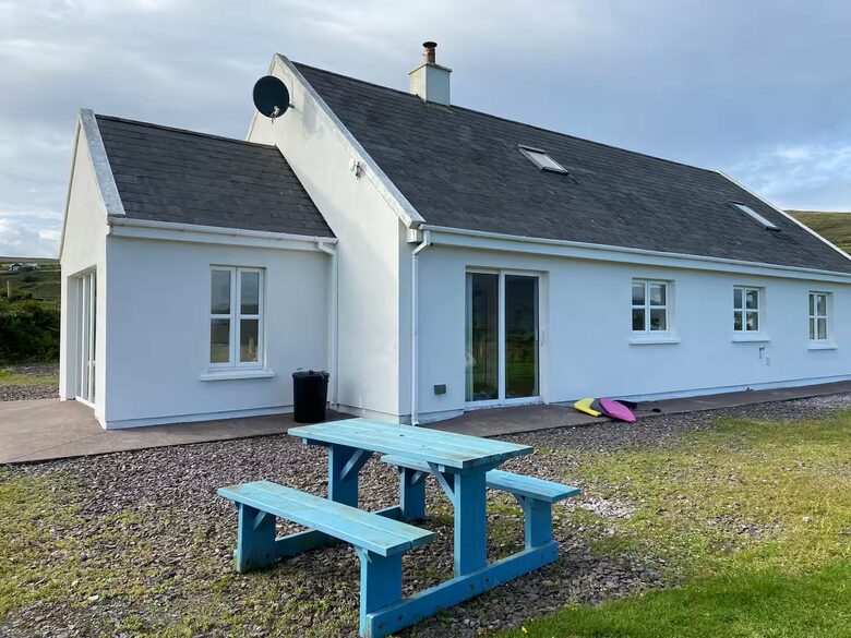 A Lakeside Retreat with Breathtaking Mountain Views - Waterville, Ireland