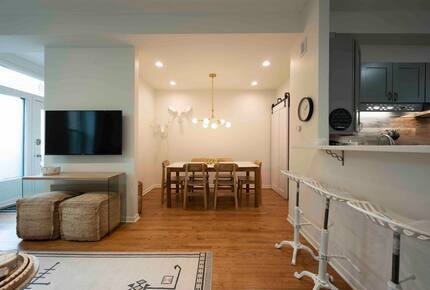 Stylish City Retreat in the Heart of Bucktown - Chicago, Illinois