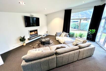 Architectural Retreat with Luxe Outdoor Oasis in Queenstown - Queenstown, New Zealand