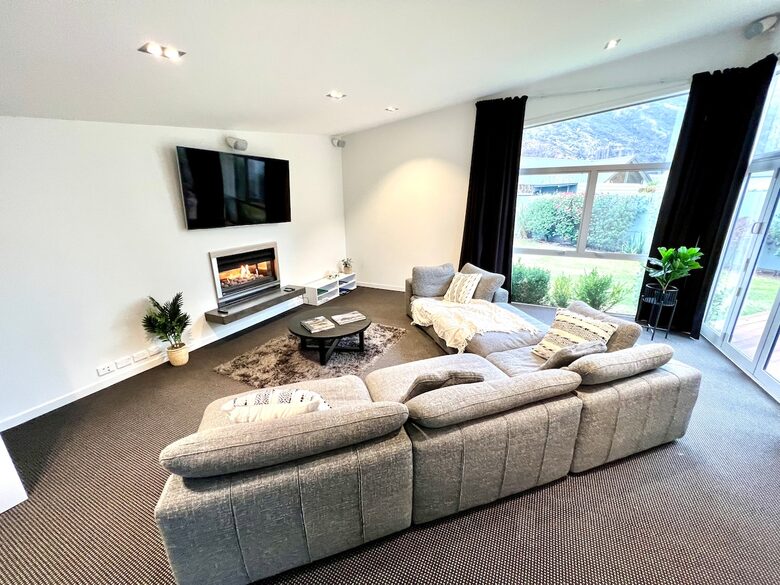 Architectural Retreat with Luxe Outdoor Oasis in Queenstown - Queenstown, New Zealand