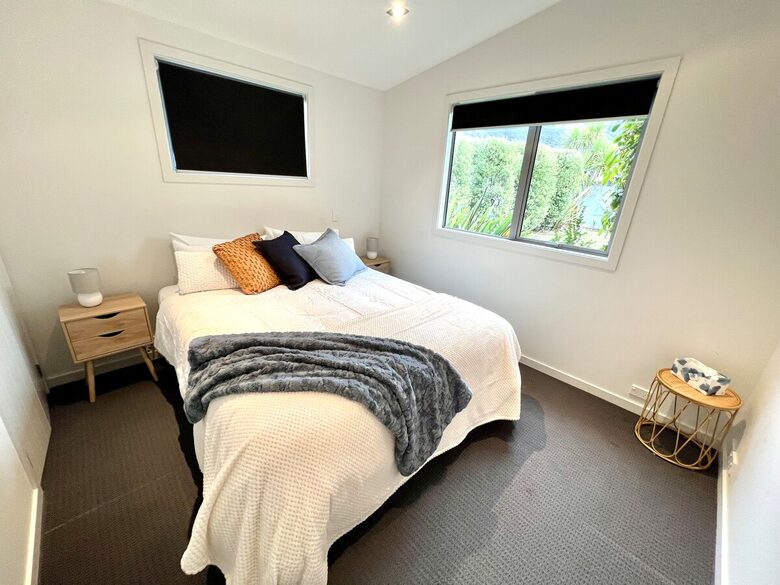 Architectural Retreat with Luxe Outdoor Oasis in Queenstown - Queenstown, New Zealand