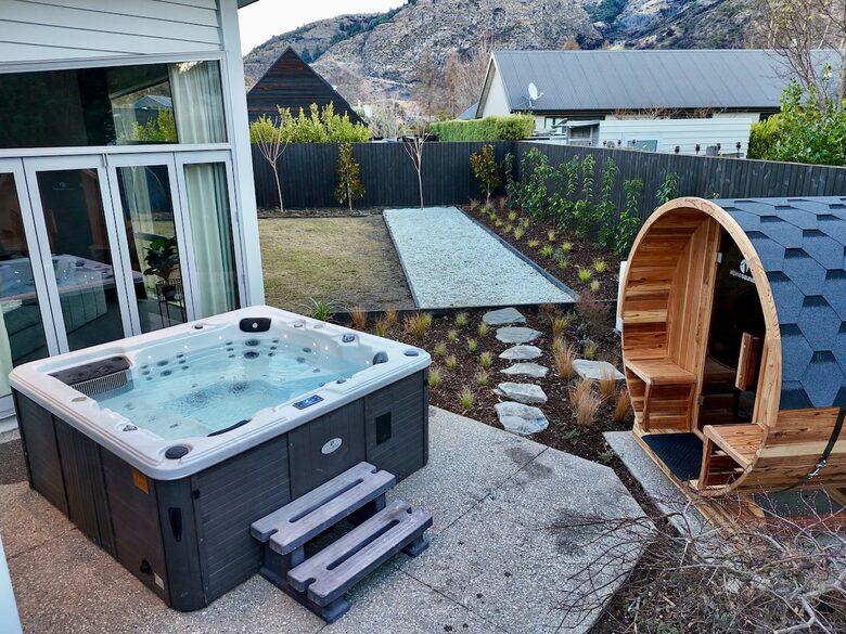 Architectural Retreat with Luxe Outdoor Oasis in Queenstown - Queenstown, New Zealand