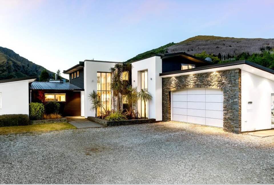 Architectural Retreat with Luxe Outdoor Oasis in Queenstown - Queenstown, New Zealand