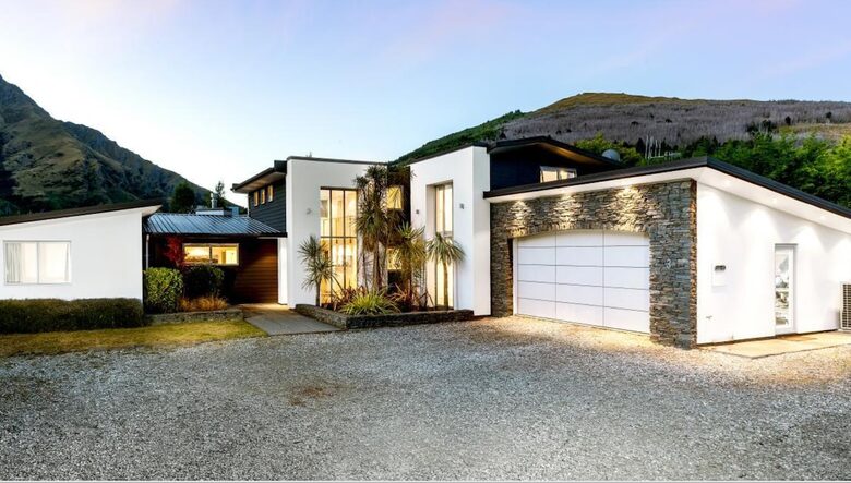 Architectural Retreat with Luxe Outdoor Oasis in Queenstown - Queenstown, New Zealand