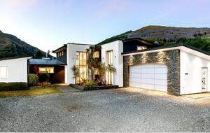 Architectural Retreat with Luxe Outdoor Oasis in Queenstown - Queenstown, New Zealand