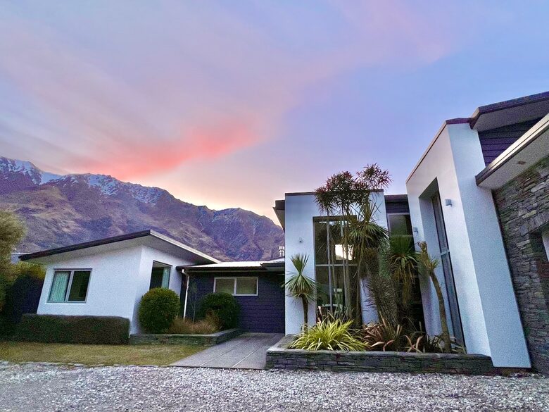 Architectural Retreat with Luxe Outdoor Oasis in Queenstown - Queenstown, New Zealand