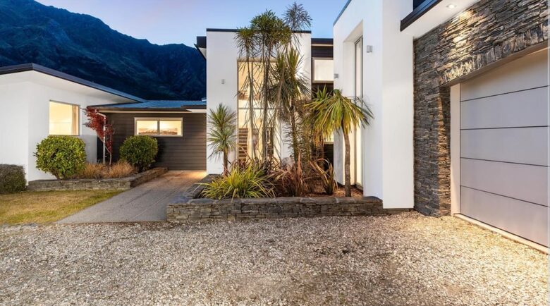Architectural Retreat with Luxe Outdoor Oasis in Queenstown - Queenstown, New Zealand