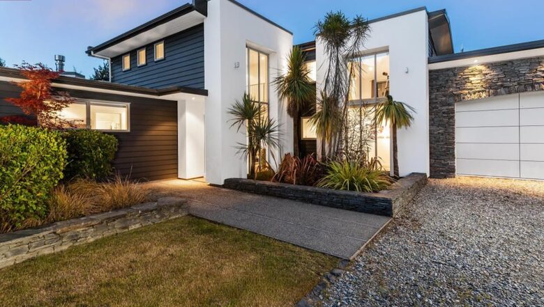 Architectural Retreat with Luxe Outdoor Oasis in Queenstown - Queenstown, New Zealand