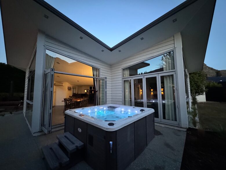 Architectural Retreat with Luxe Outdoor Oasis in Queenstown - Queenstown, New Zealand