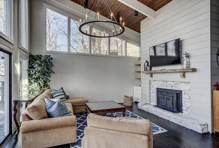 Stylish Lakeside Haven Near Nashville - Old Hickory, Tennessee
