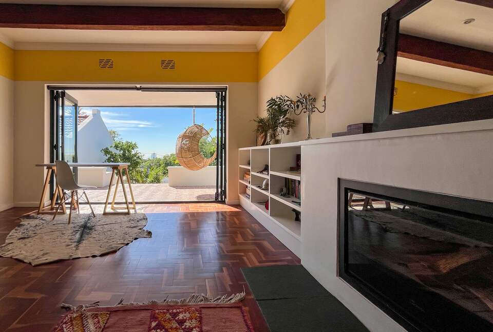 Lounge & TV Room with Fireplace| Airy & Lightfilled