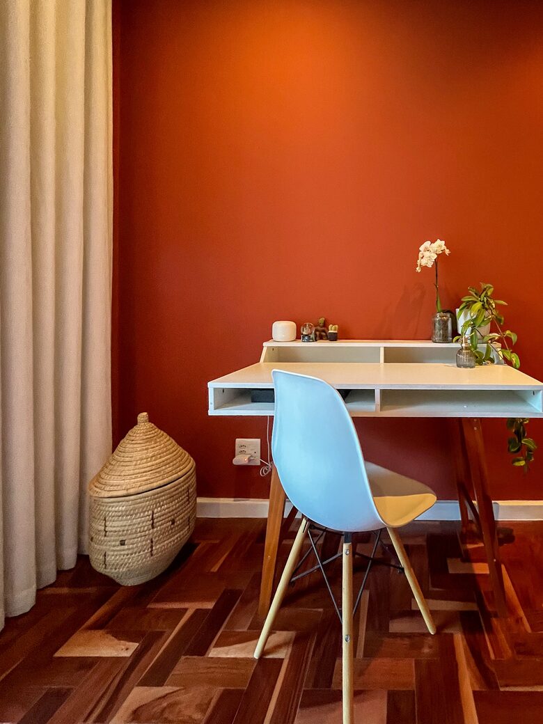 BR 2 - Desk / Workspace