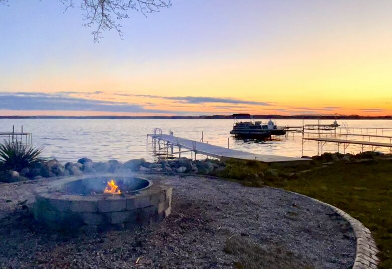 Sunlit Cottage Retreat with Waterfront Views - Stoughton, Wisconsin