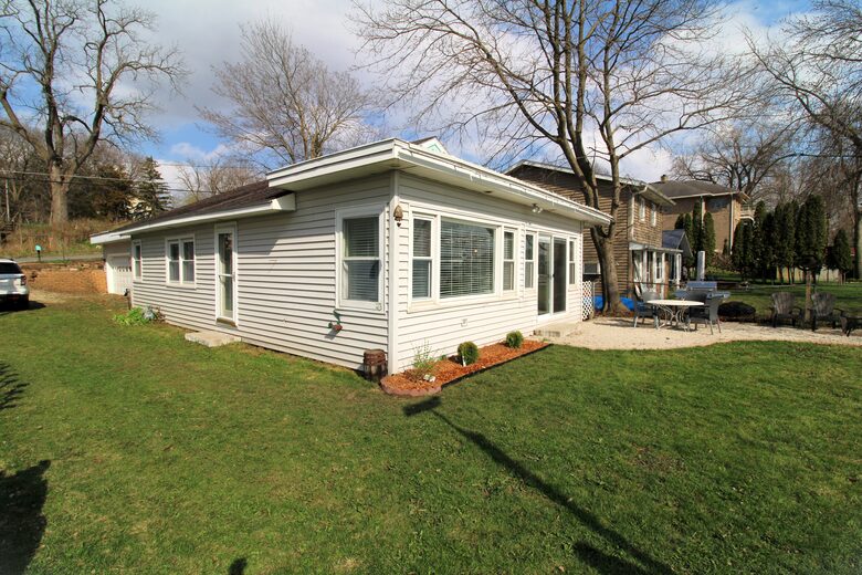 Sunlit Cottage Retreat with Waterfront Views - Stoughton, Wisconsin