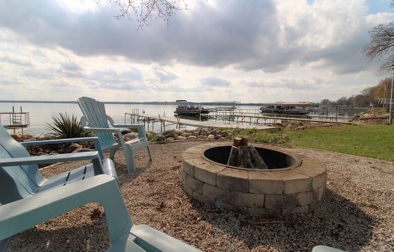 Sunlit Cottage Retreat with Waterfront Views - Stoughton, Wisconsin