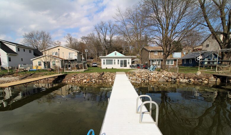 Sunlit Cottage Retreat with Waterfront Views - Stoughton, Wisconsin