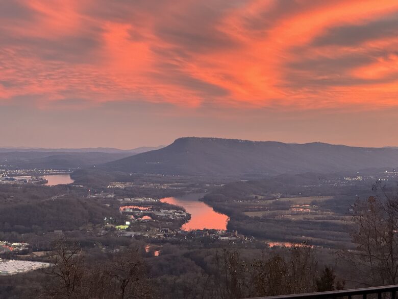 Charming Mountain-Top Haven Minutes from Downtown Chattanooga - Signal Mountain, Tennessee