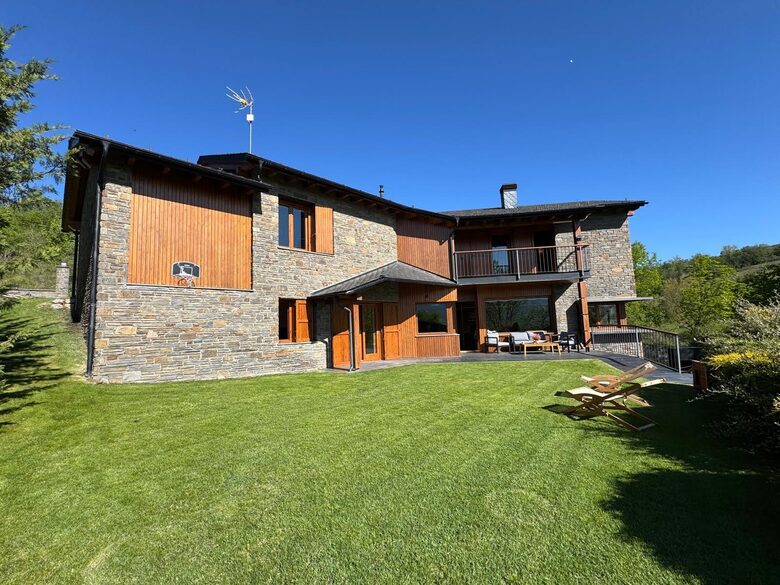 Sophisticated Mountain Retreat with Panoramic Pyrenees Views - Bolvir, Spain