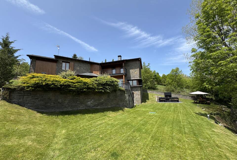 Sophisticated Mountain Retreat with Panoramic Pyrenees Views - Bolvir, Spain
