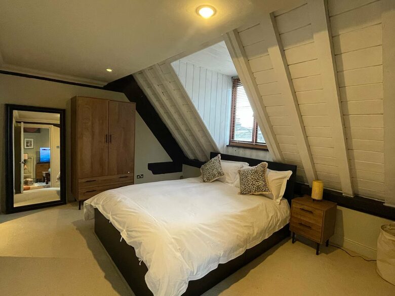 Sophisticated Two-Level Apartment in a Converted Church - Greater London, United Kingdom