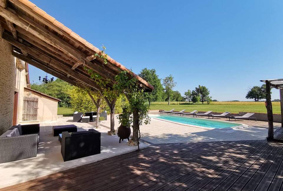 Elegant 18th-Century Restored Barn with Pool in Rural France - Verrieres, Champniers, France