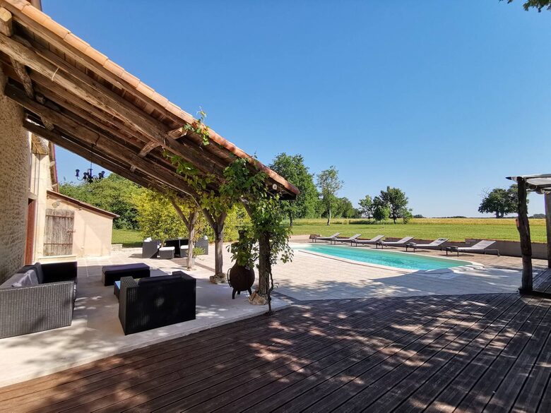 Elegant 18th-Century Restored Barn with Pool in Rural France - Verrieres, Champniers, France