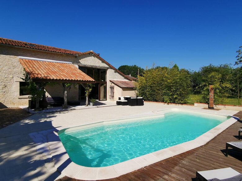 Elegant 18th-Century Restored Barn with Pool in Rural France - Verrieres, Champniers, France