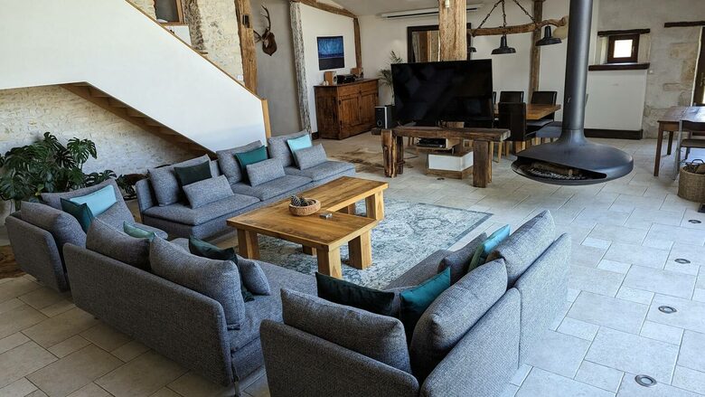 Elegant 18th-Century Restored Barn with Pool in Rural France - Verrieres, Champniers, France