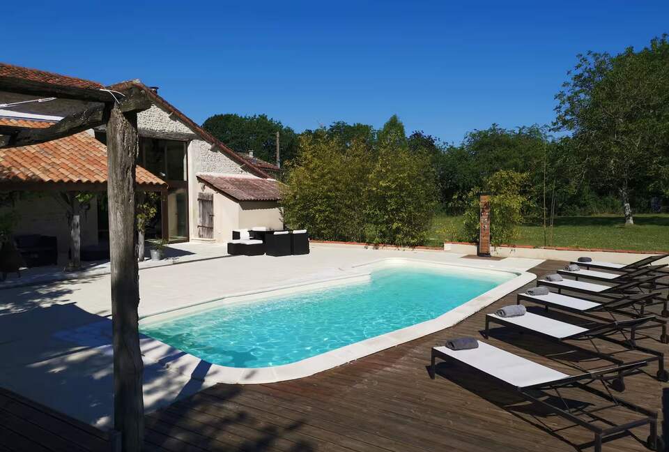 Elegant 18th-Century Restored Barn with Pool in Rural France - Verrieres, Champniers, France