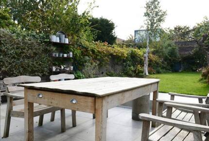 Elegant Victorian Retreat with South-Facing Garden - London, United Kingdom