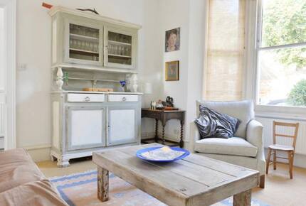 Elegant Victorian Retreat with South-Facing Garden - London, United Kingdom