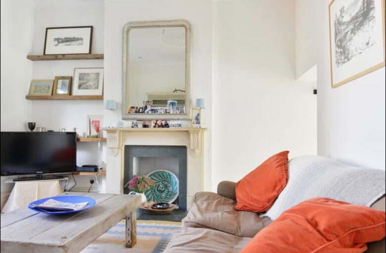 Elegant Victorian Retreat with South-Facing Garden - London, United Kingdom