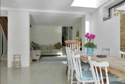 Elegant Victorian Retreat with South-Facing Garden - London, United Kingdom