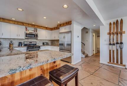 Alpine Charm with Direct Ski-In Access and Mountain Views - Snowmass Village, Colorado