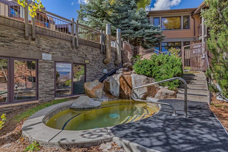 Alpine Charm with Direct Ski-In Access and Mountain Views - Snowmass Village, Colorado