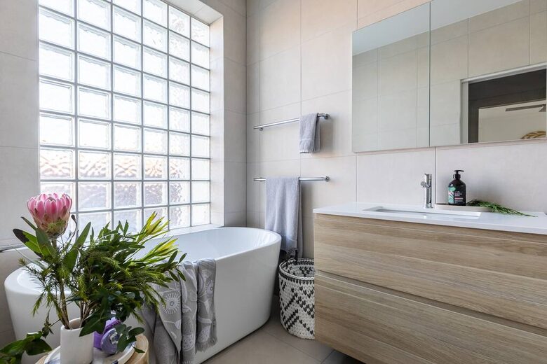 Designer Living Steps from Chapel Street - South Yarra, Australia