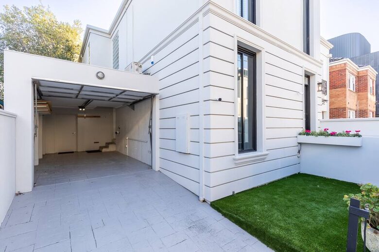 Designer Living Steps from Chapel Street - South Yarra, Australia