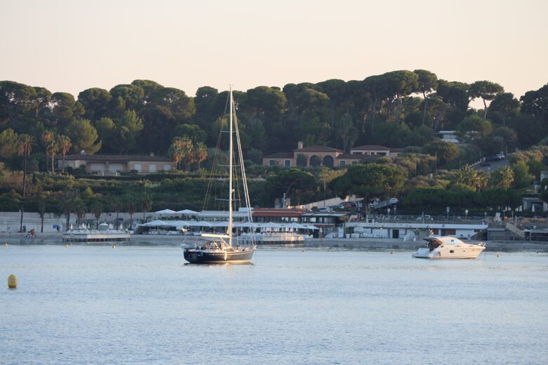 Elegant Mediterranean Retreat in Prestigious Cap d’Antibes - Cap d'Antibes, France