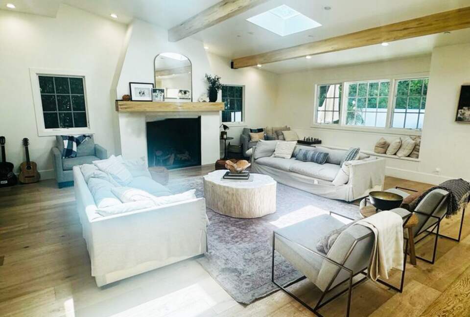 Elegant Haven in Brentwood Hills - Los Angeles, California
